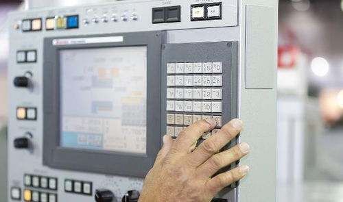 从机床自动化到数控革命 计算机技术驱动的机械制造新纪元